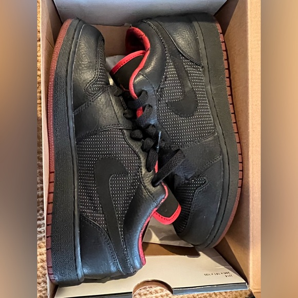 Air Jordan 1 Retro Low // Y6.5 = Women’s 8.5 - Picture 10 of 12